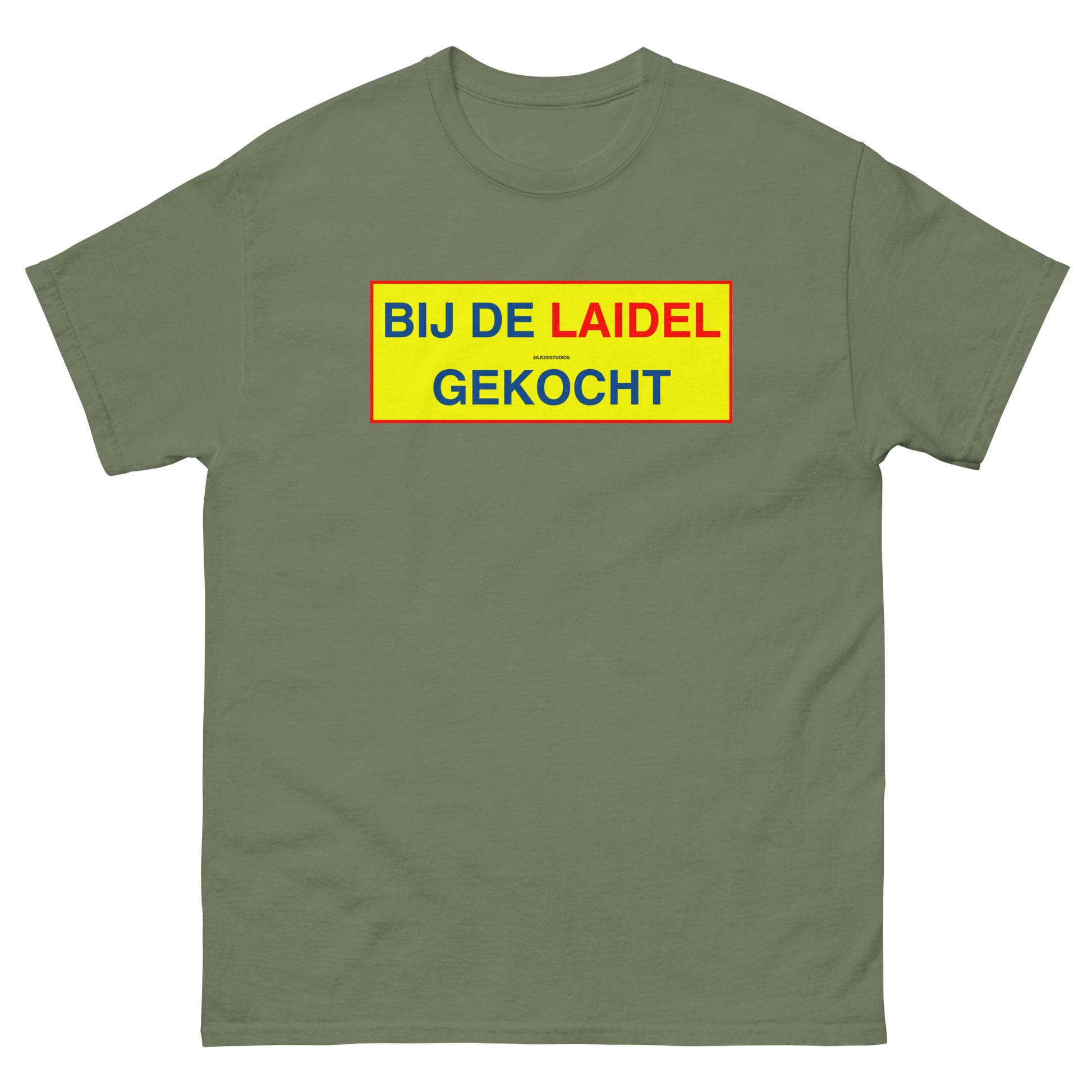 Olijfgroen bij de laidel t-shirt met kleurrijke tekstprint van SILKZSTUDIOS