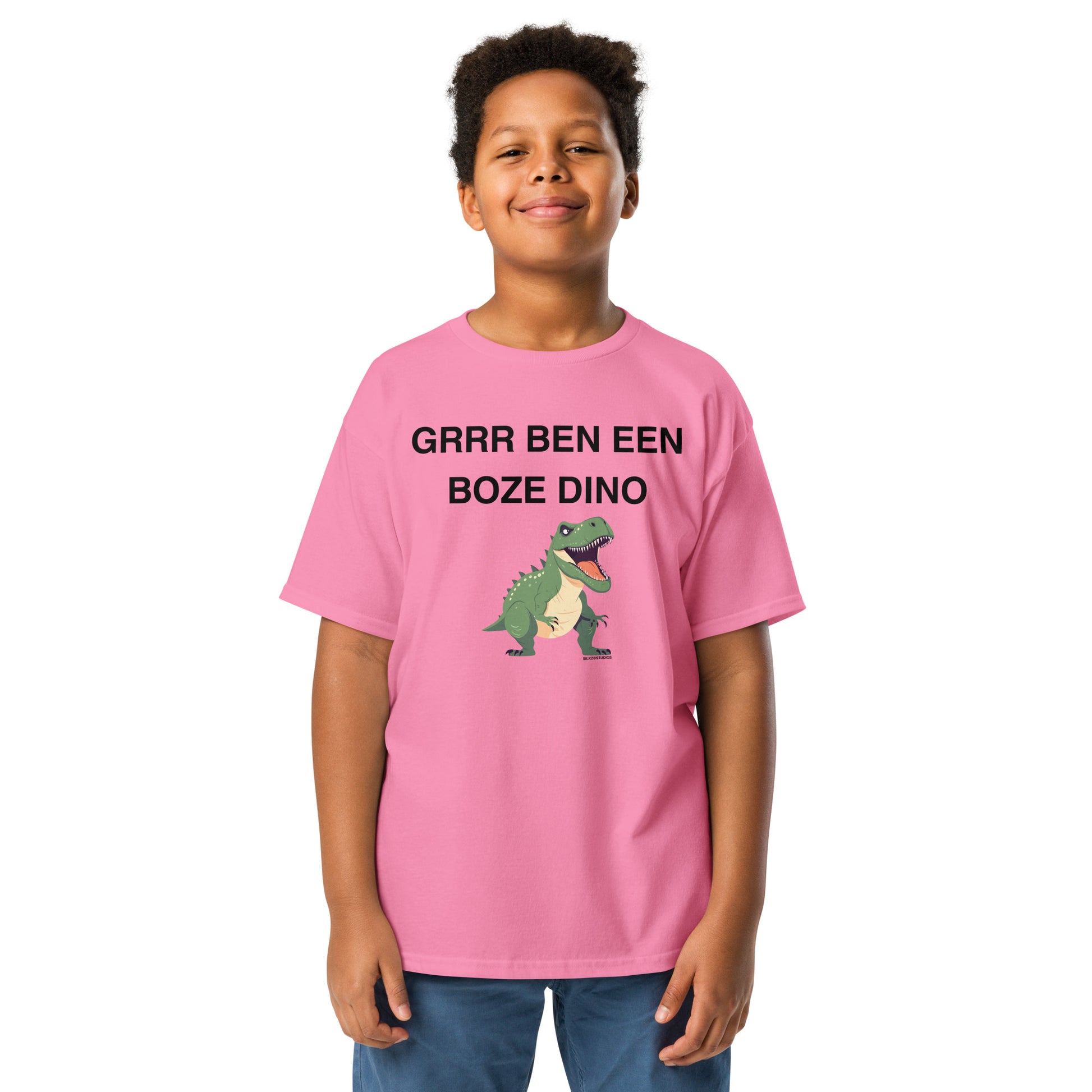 Roze boze dino kind tshirt met groene dinosaurus en tekst gedragen door lachend kind
