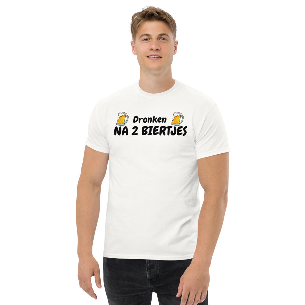 Mannelijk model draagt wit dronken na 2 biertjes t-shirt van Silkz met bierprint op borst