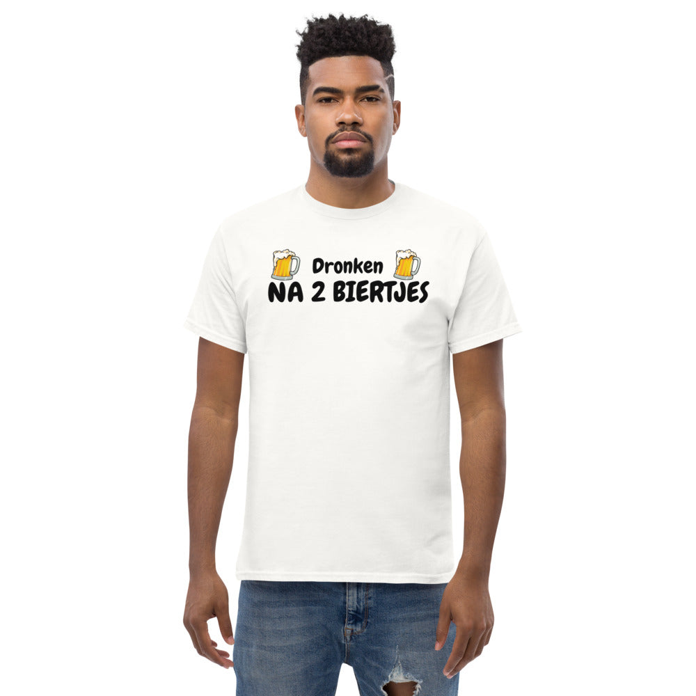 Witte dronken na 2 biertjes t-shirt met bierillustraties gedragen door man