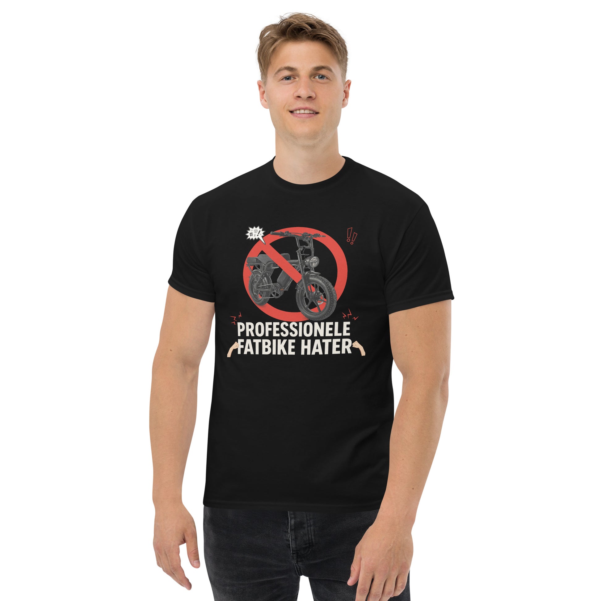 Zwart fatbike hater t-shirt met professionele fatbike hater print gedragen door man