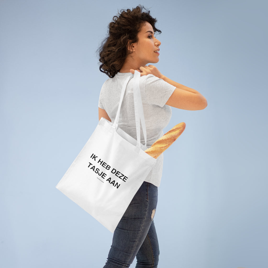 Vrouw met witte ik heb deze tasjes aan tote bag met stokbrood 