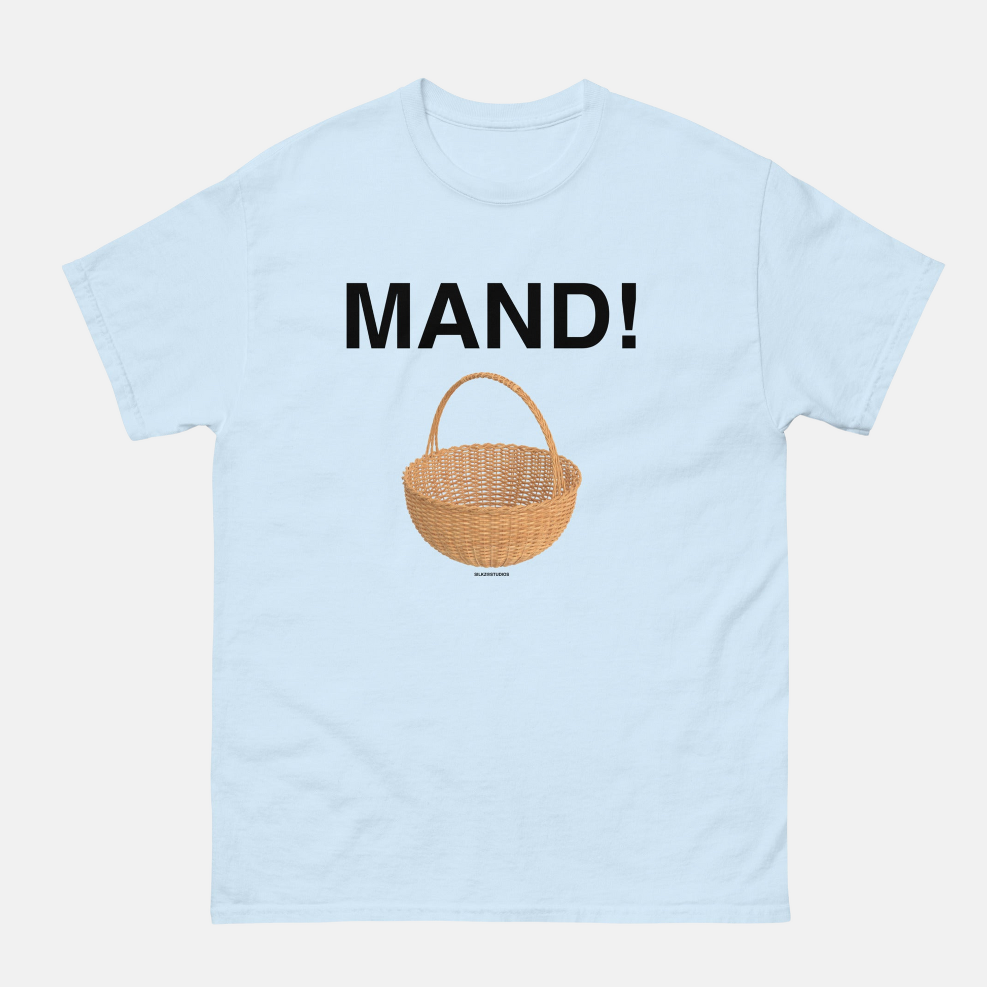 Lichtblauw mand t-shirt unisex met zwarte tekst en afbeelding van gevlochten mand