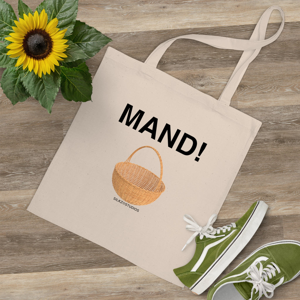 Printify MAND tote bag met mandillustratie en lange hengsels op houten vloer naast groene schoenen en zonnebloem