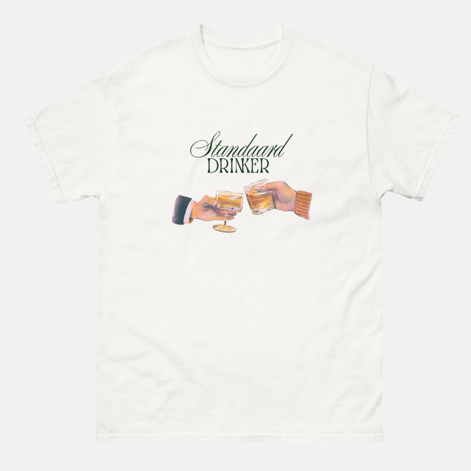 Wit standaard drinker t-shirt met afbeelding van twee handen die glazen whisky proosten