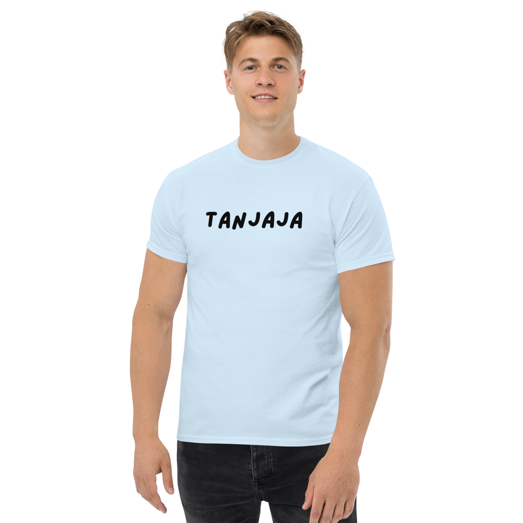 Unisex t-shirt met tekst Tanjaja in zwarte letters op een lichtblauw shirt gedragen door man