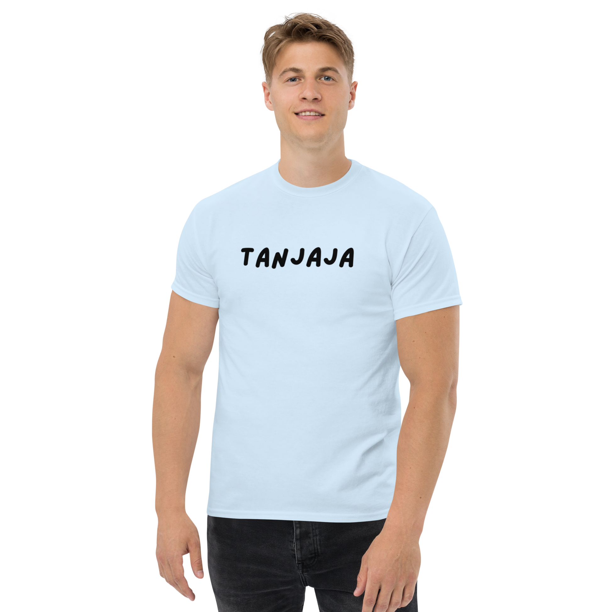 Unisex t-shirt met tekst Tanjaja in zwarte letters op een lichtblauw shirt gedragen door man