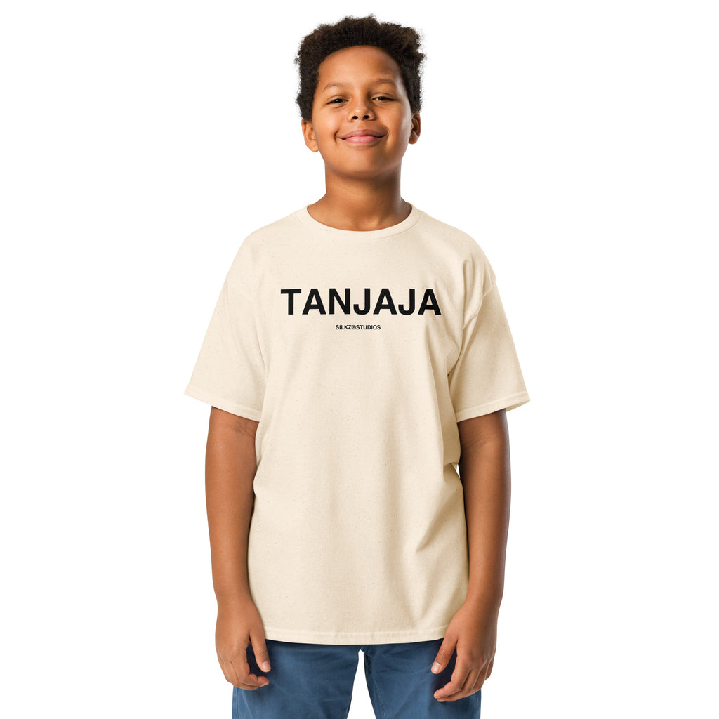 Kind draagt een beige kindertshirt met opdruk TANJAJA van SILKZSTUDIOS