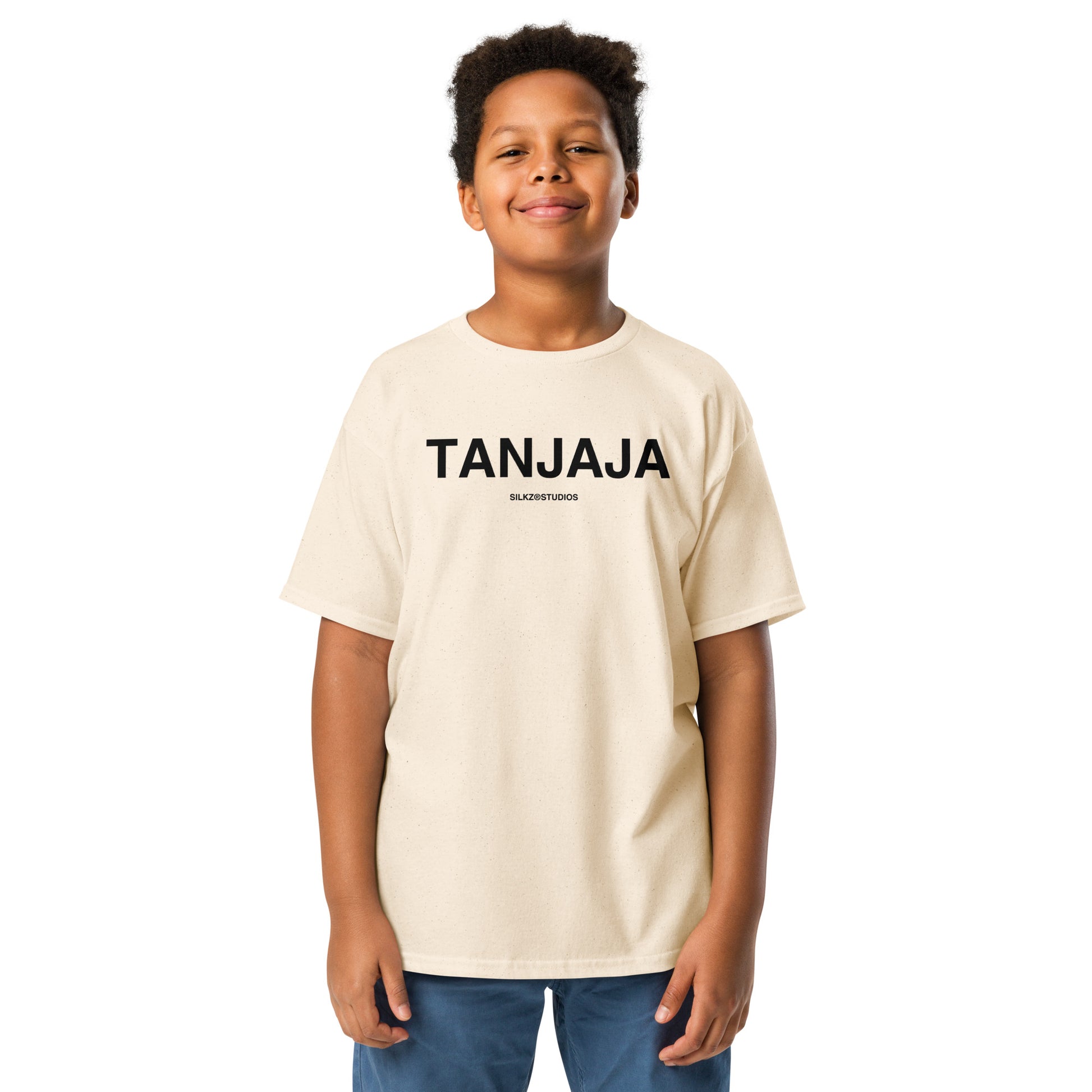 Kind draagt een beige kindertshirt met opdruk TANJAJA van SILKZSTUDIOS