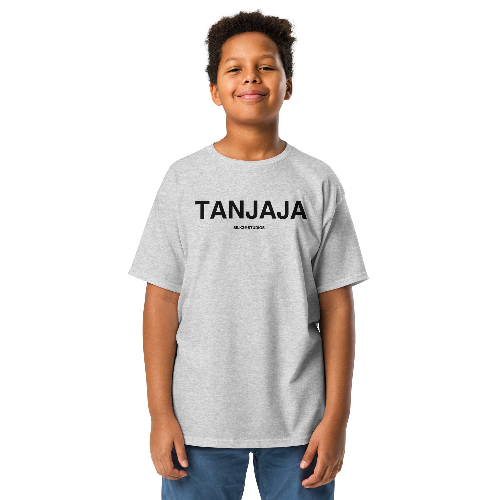 Grijs kindertshirt met opdruk TANJAJA van SILKZSTUDIOS gedragen door lachende jongen