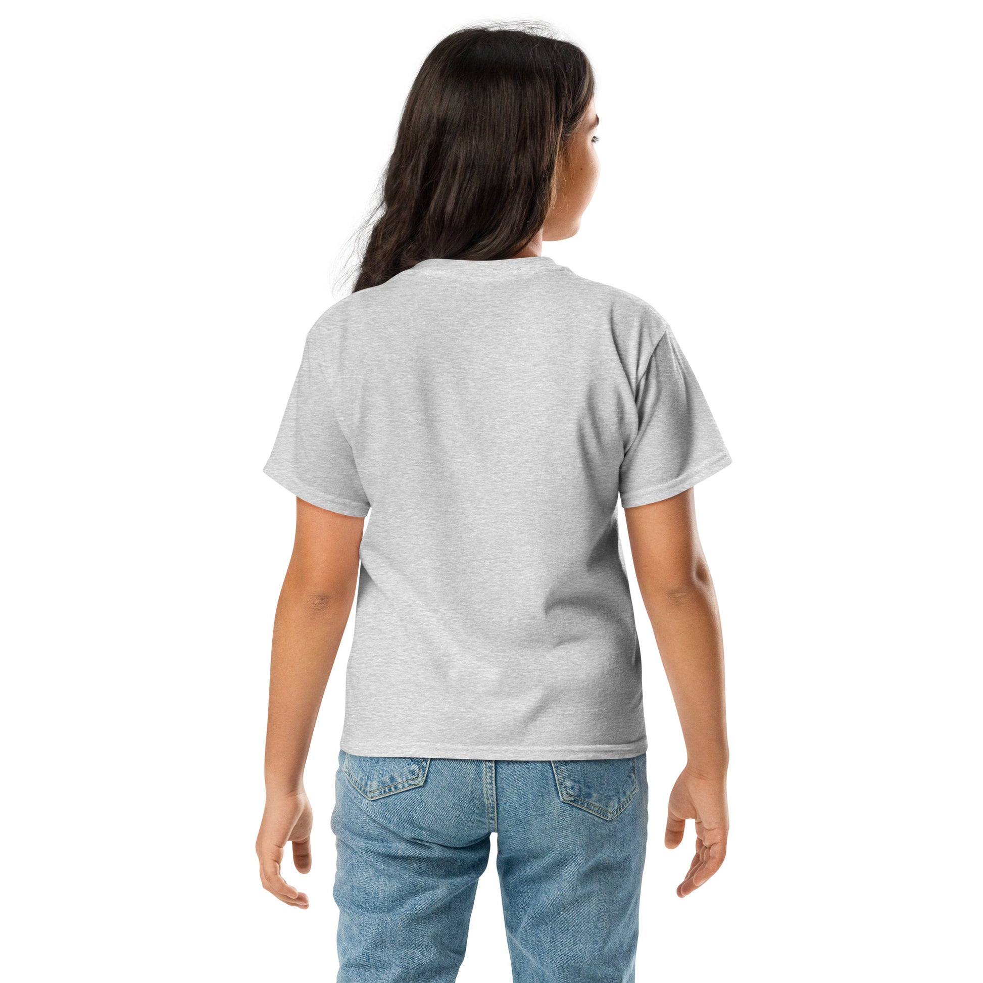Achteraanzicht van kind dat een grijs kindertshirt met opdruk draagt en blauwe spijkerbroek