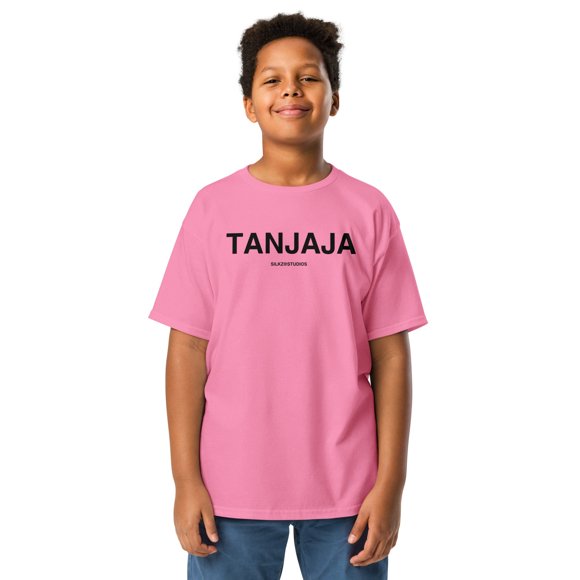 Kind draagt roze kindertshirt met opdruk TANJAJA van SILKZSTUDIOS, casual en comfortabel