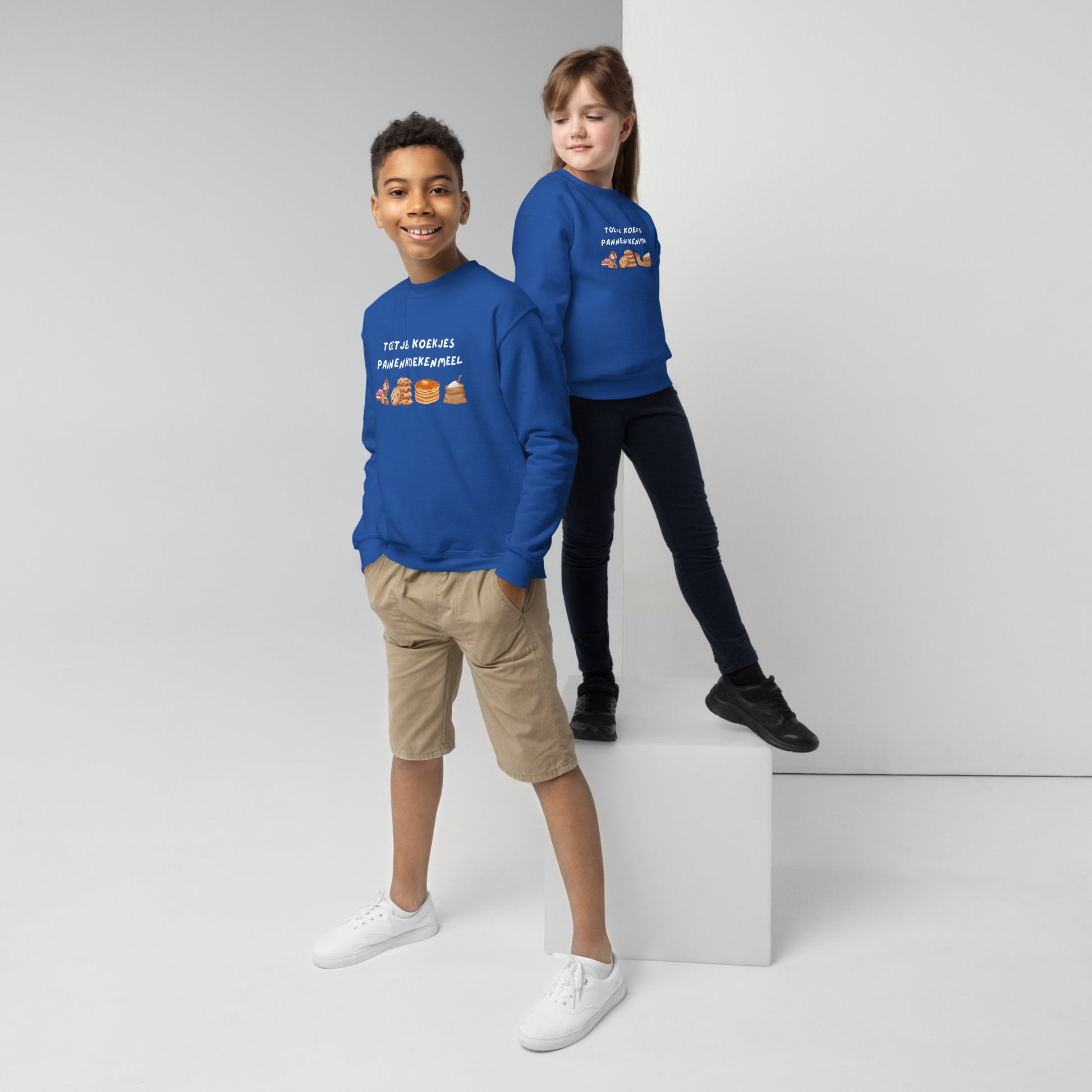 Blauwe trui kind grappige print met kleurrijke ontwerpen gedragen door jongen en meisje
