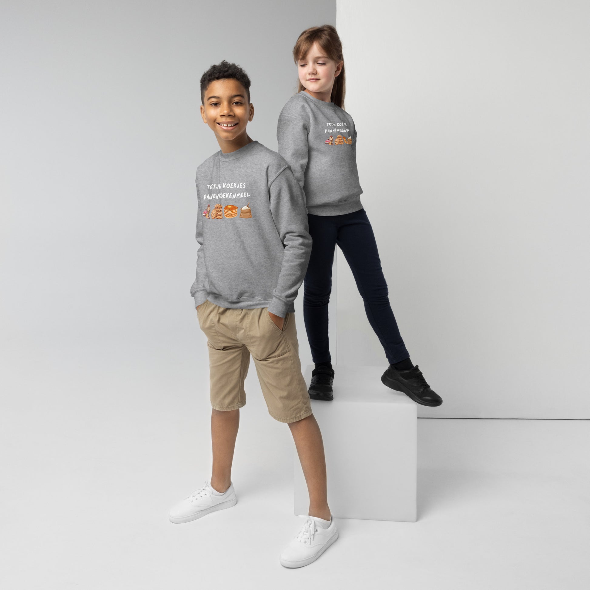 Trui kind grappige print van SILKZ®STUDIOS gedragen door lachende jongen en meisje in grijze sweaters