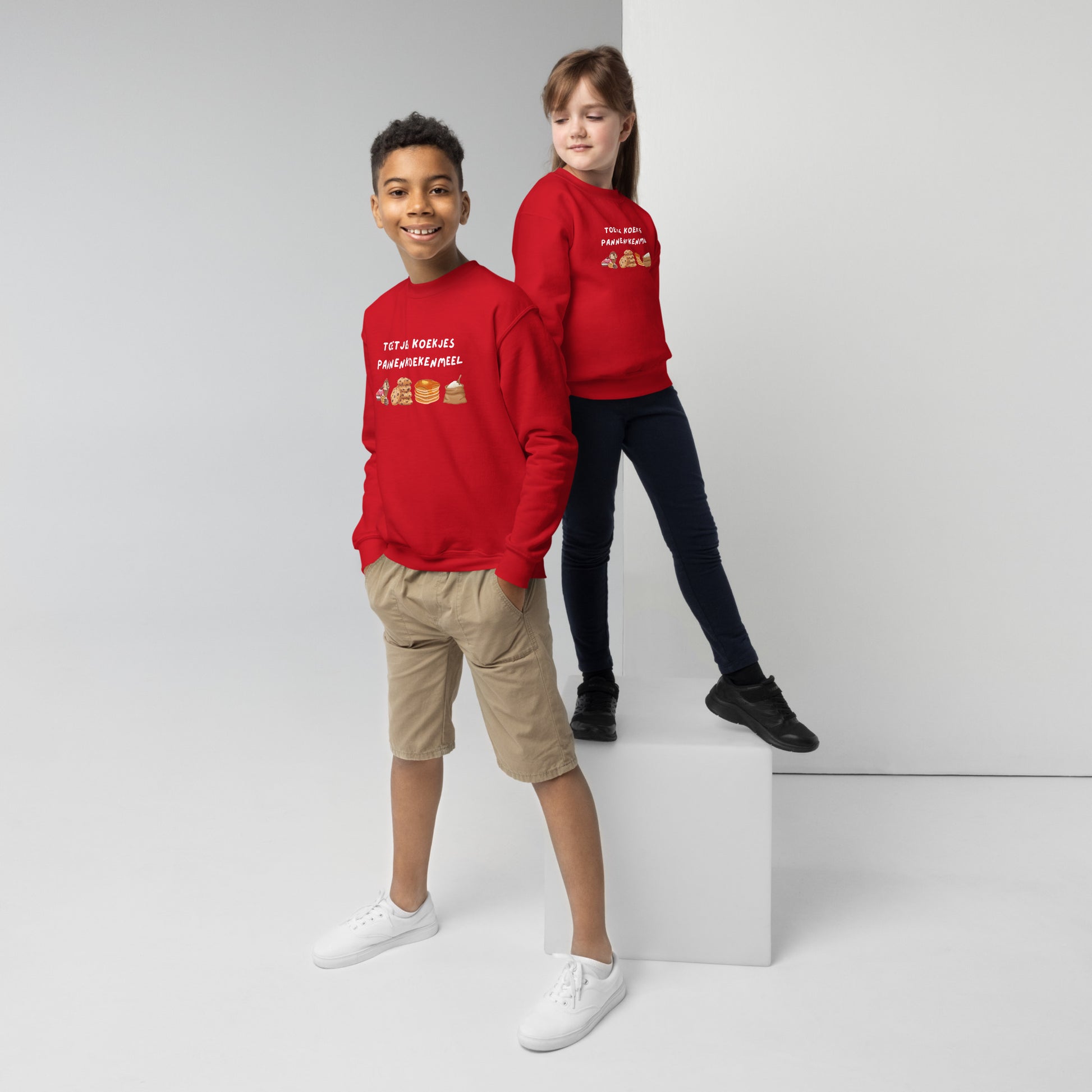 Twee kinderen in rode trui kind grappige print, jongen met beige korte broek en meisje met zwarte broek