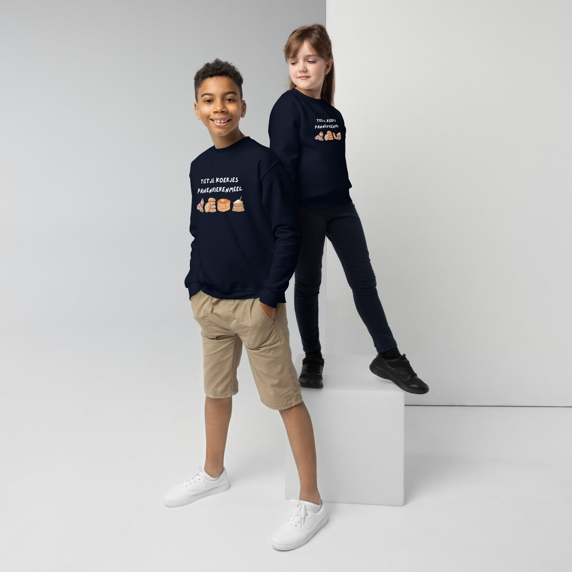 Kinderen dragen een trui kind grappige print in donkerblauw met speelse tekst en illustraties
