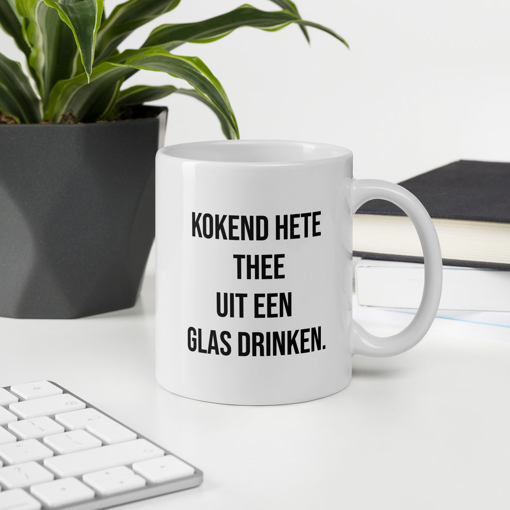 ''Kokend hete thee, uit een glas drinken'' Mok